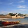 Un kayak encallado en la arena de una ciudad turística junto al mar